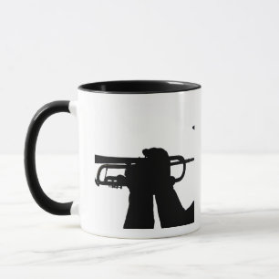 Tasse Un membre de service joue une chanson