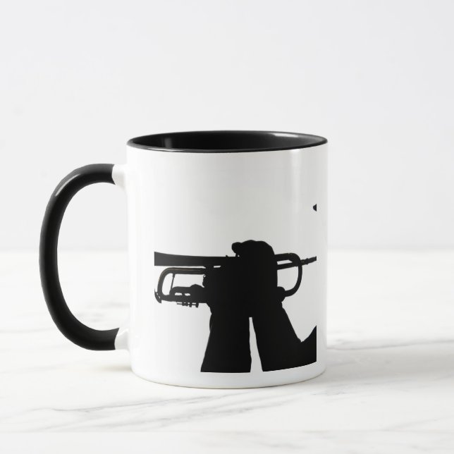 Tasse Un membre de service joue une chanson (Gauche)