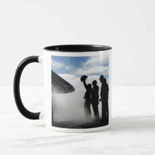 Tasse Un membre d'équipage de poste de pilotage