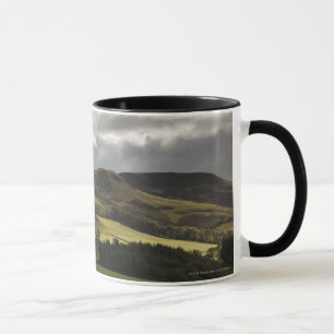 Tasse Un paysage avec Rolling Hills et nuages aériens