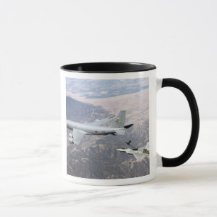 Tasse Un Raptor F-22 reçoit du carburant d'un KC-135