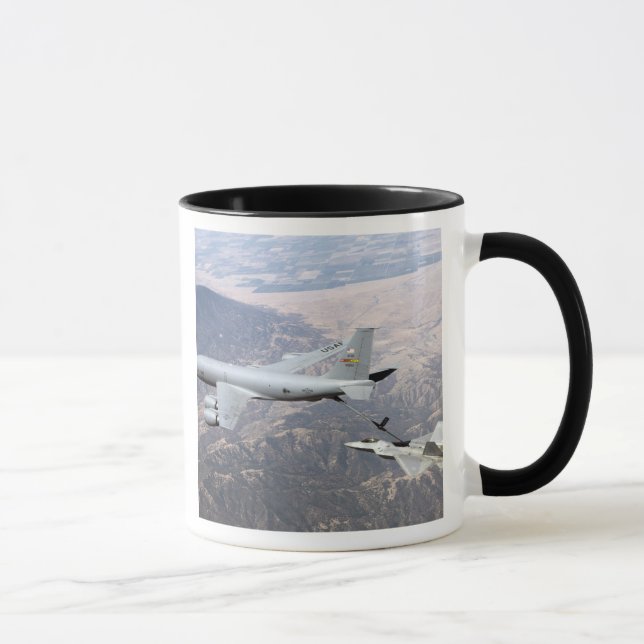 Tasse Un Raptor F-22 reçoit du carburant d'un KC-135 (Droite)