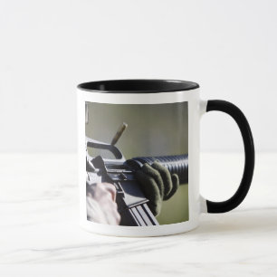 Tasse Un rond vole de la chambre d'un M-16A2