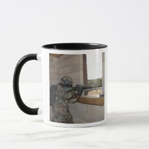 Tasse Un soldat agit comme force d'opposition