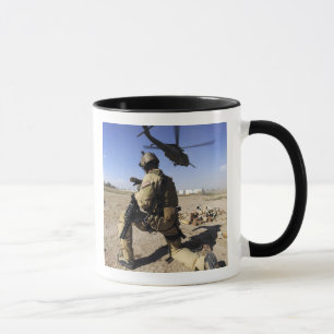 Tasse Un soldat assure la sécurité d'un HH-60