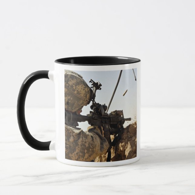 Tasse un soldat engage des forces ennemies (Gauche)