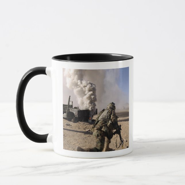 Tasse Un soldat réagit à une explosion contrôlée (Gauche)