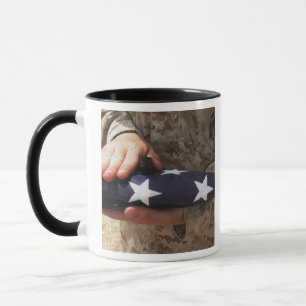 Tasse Un soldat tient le drapeau américain