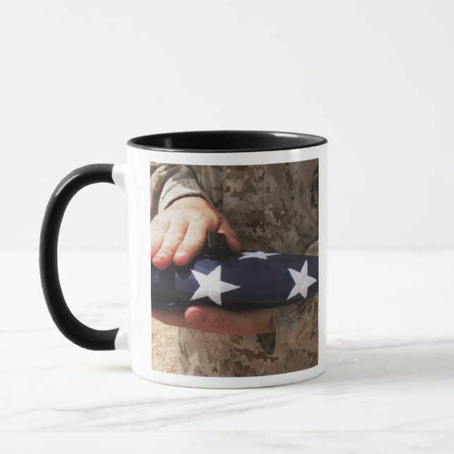 Tasse Un soldat tient le drapeau américain (Gauche)
