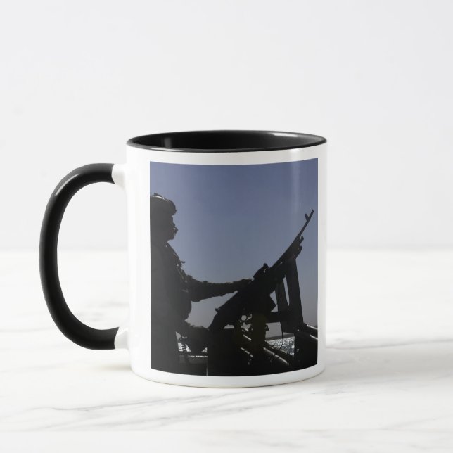 Tasse Un technicien maniant une mitrailleuse M240 en Ira (Gauche)