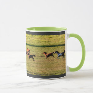 Tasse Un troupeau de chevaux sur une équine