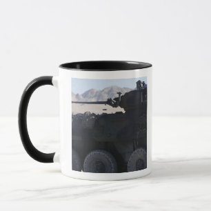 Tasse Un véhicule blindé léger tire