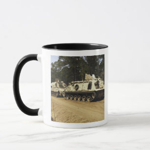 Tasse Un véhicule de récupération M-88 commence à