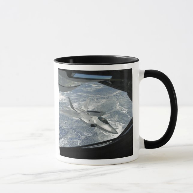 Tasse Une banque F-22 Raptor loin d'un KC-135 (Droite)