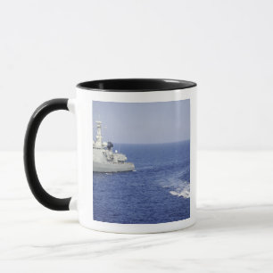 Tasse Une équipe portugaise de marine dans un bateau