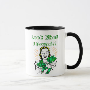 Tasse Une femme qui trouve de l'argent