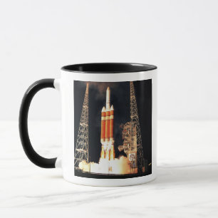 Tasse Une fusée Delta IV Lourde se lève