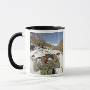 Tasse Une garde de Mujahadeen marche avec un militaire a