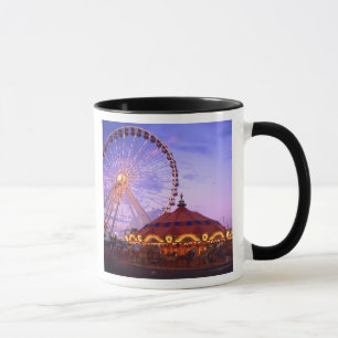 Tasse Une grande roue et un carrousel au Navy Pier de
