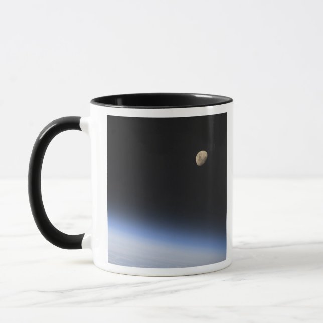 Tasse Une lune géante visible au-dessus de l'atmosphère  (Gauche)