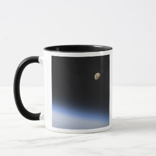 Tasse Une lune gibbbeuse évidente au-dessus de