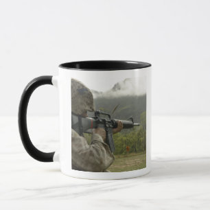Tasse Une marine conduit des exercices