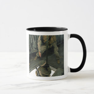 Tasse Une marine envoie une marine semblable en bas de
