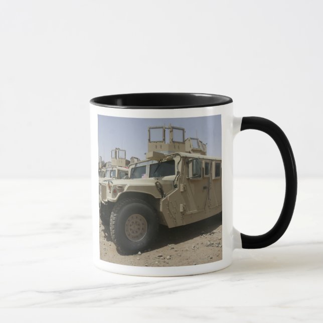 Tasse Une rangée d'humvees de la politique militaire de  (Droite)