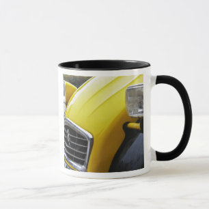 Tasse Une vieille Citroen 2CV 2 CV noire et jaune, détai