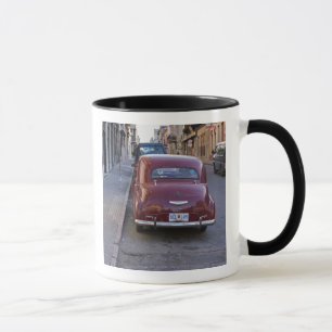 Tasse Une voiture Peugeot rouge classique ancienne garée