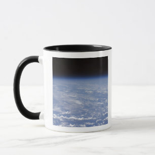 Tasse Une vue oblique d'horizon de l'atmosphe de la