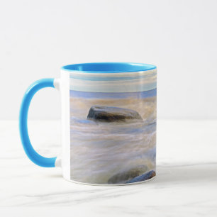Tasse Vagues se brisant sur les rochers du rivage