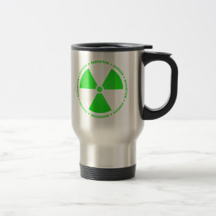 Tasse verte de symbole de rayonnement avec le