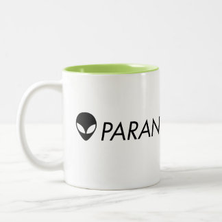 Tasse verte étrangère de Paranormalis