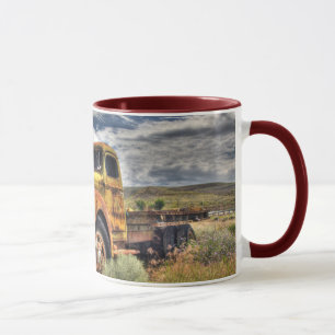 Tasse Vieux camion abandonné dans un champ