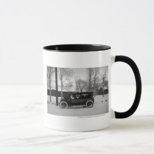Tasse Voiture avec l'arbre de Noël attaché sur le capot