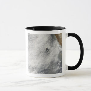 Tasse Vortexes et gloire de nuage outre d'île de