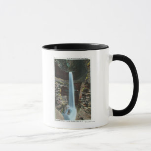 Tasse Vue de cascade spectaculaire de caverne
