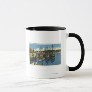 Tasse Vue des voiliers accostés dans le port