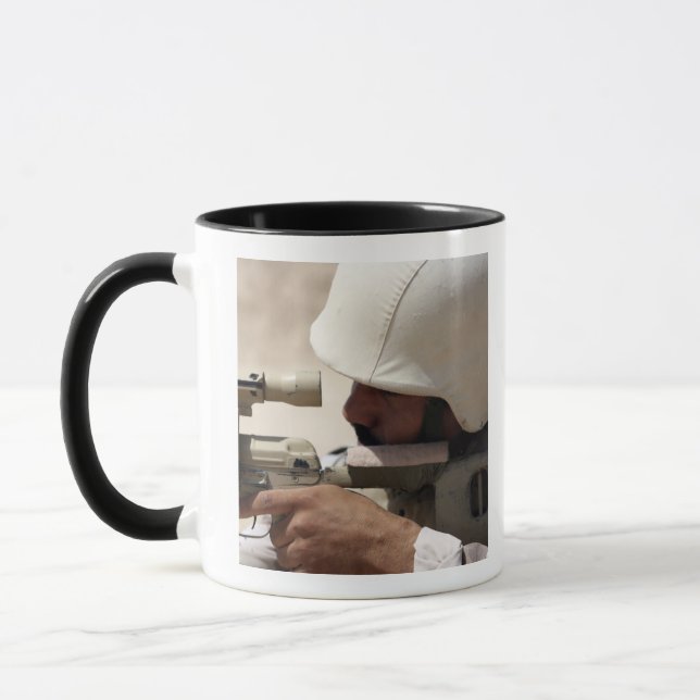 Tasse Vue d'un sergent de l'armée irakienne dans une por (Gauche)