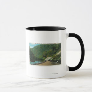 Tasse Vue le long de rivière froide de pente orientale