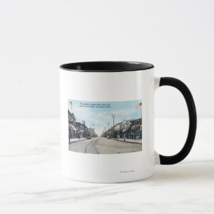 Tasse Vue ouest de la rue Heron depuis le pont