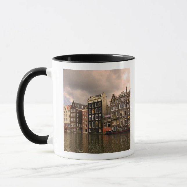 Tasse Vue sur l'architecture unique et les pignons (Gauche)