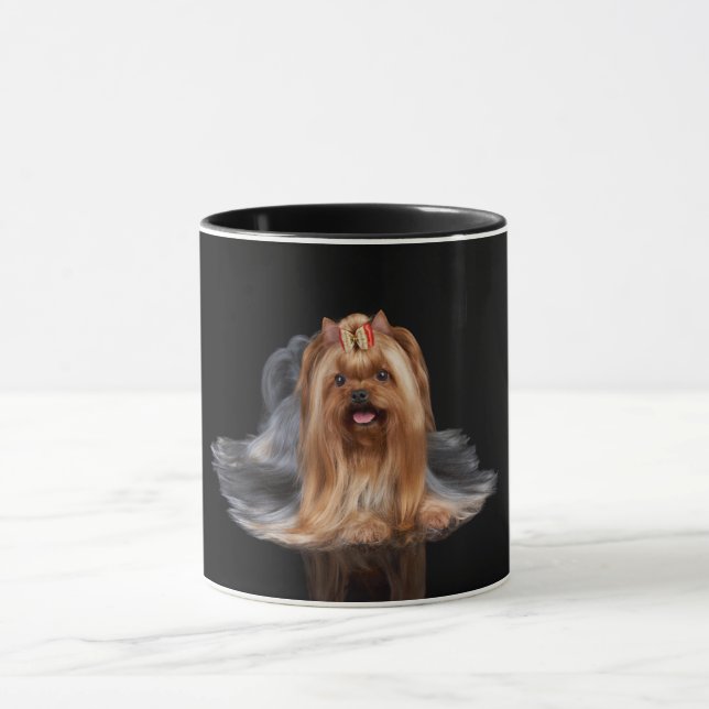 Tasse Yorkshire Terrier sur le noir (Centre)
