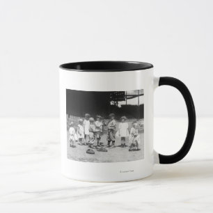 Tasse Young Boys et filles sur le terrain de base-ball