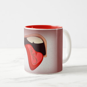 Tatouage de langue sur la tasse de café