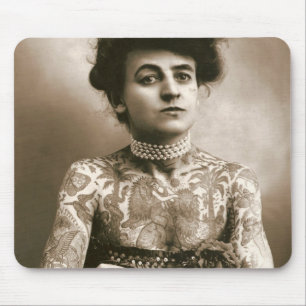 Tatoué avec le tapis de souris de perles