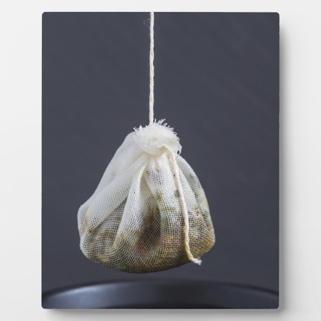 Tea bag is hung in a cup plaque (Front)