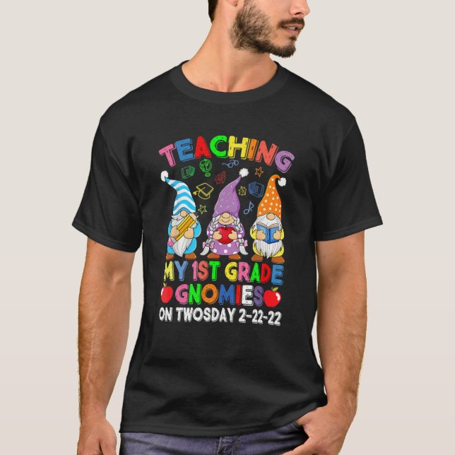 Teaching 1St Grade On Twosday 22Nd 2022 100 Day Gn T-Shirt (Front)