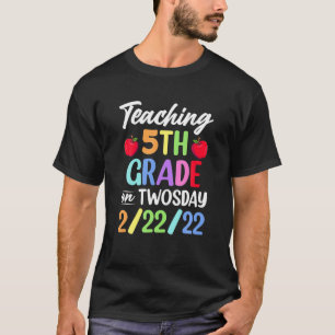 Teaching 5Th Grade On Twosday 2-22-22 22Nd Februar T-Shirt